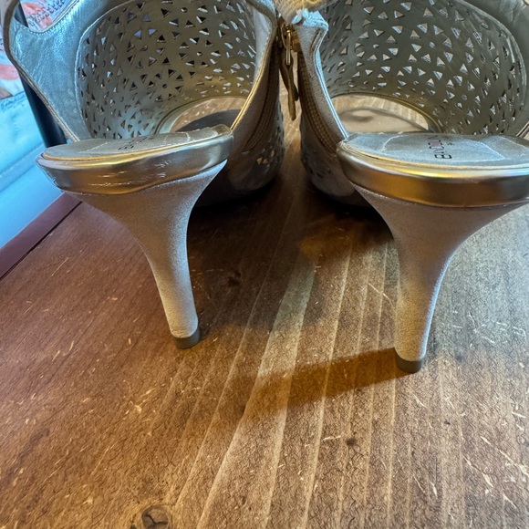 Bandolino Gold Heels with Chic Perforated Design Size 7.5 Gorgeous Heels Hott π₯ - Picture 4 of 16
